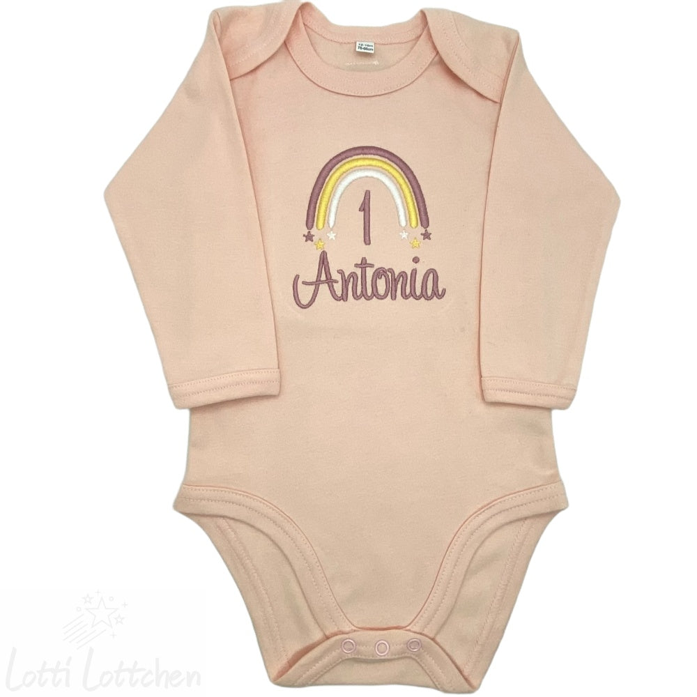 Hochwertig-bestickter-Body-zur-Geburt-mit-Regenbogen-und-Name-Lotti-Lottchen
