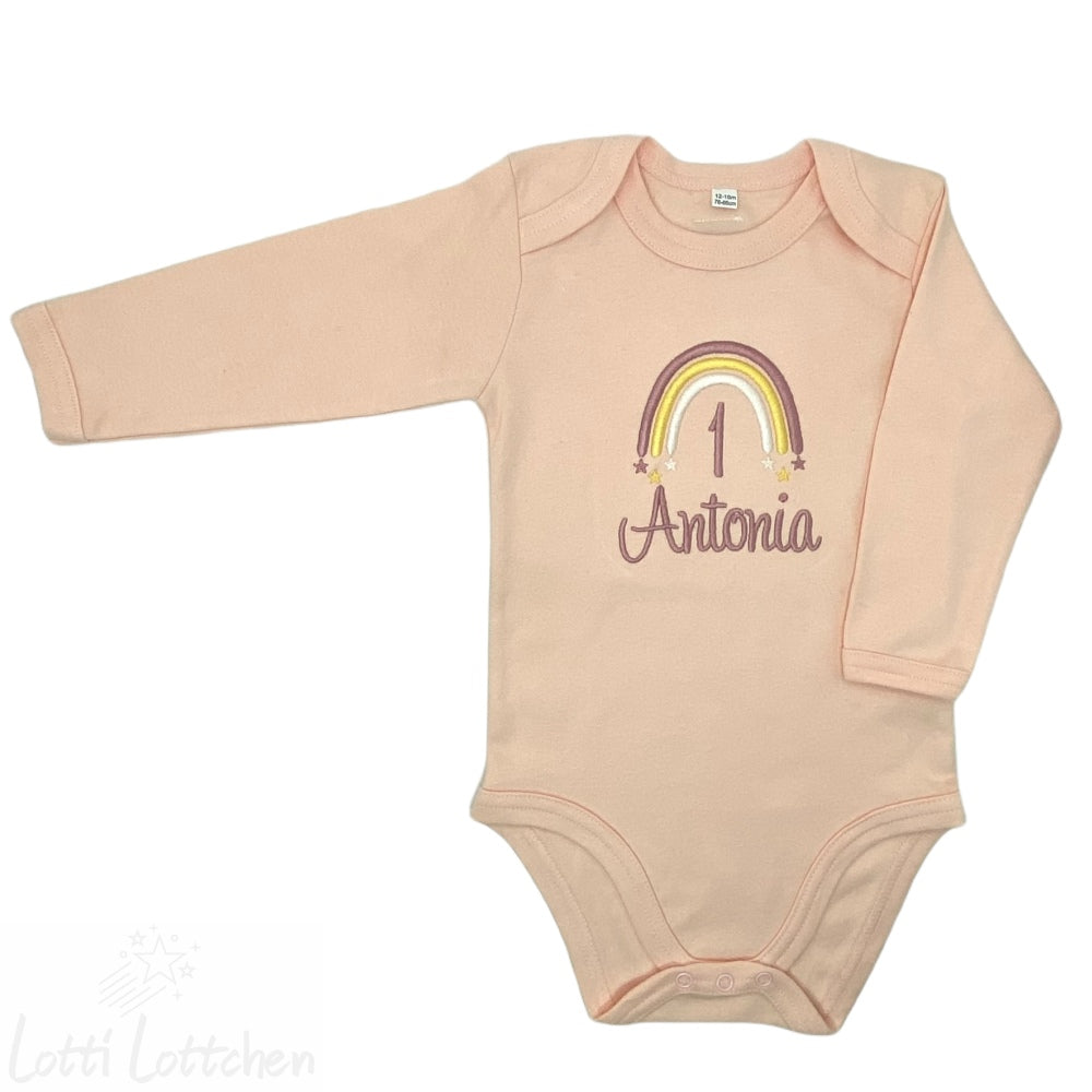 Hochwertig-bestickter-Body-zur-Geburt-mit-Regenbogen-und-Name-Lotti-Lottchen
