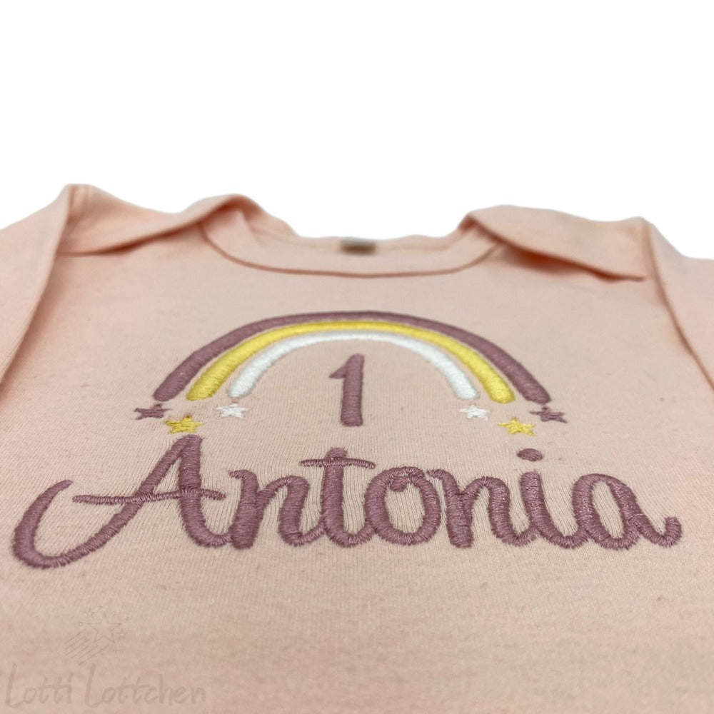 Hochwertig-bestickter-Body-zur-Geburt-mit-Regenbogen-und-Name-Lotti-Lottchen