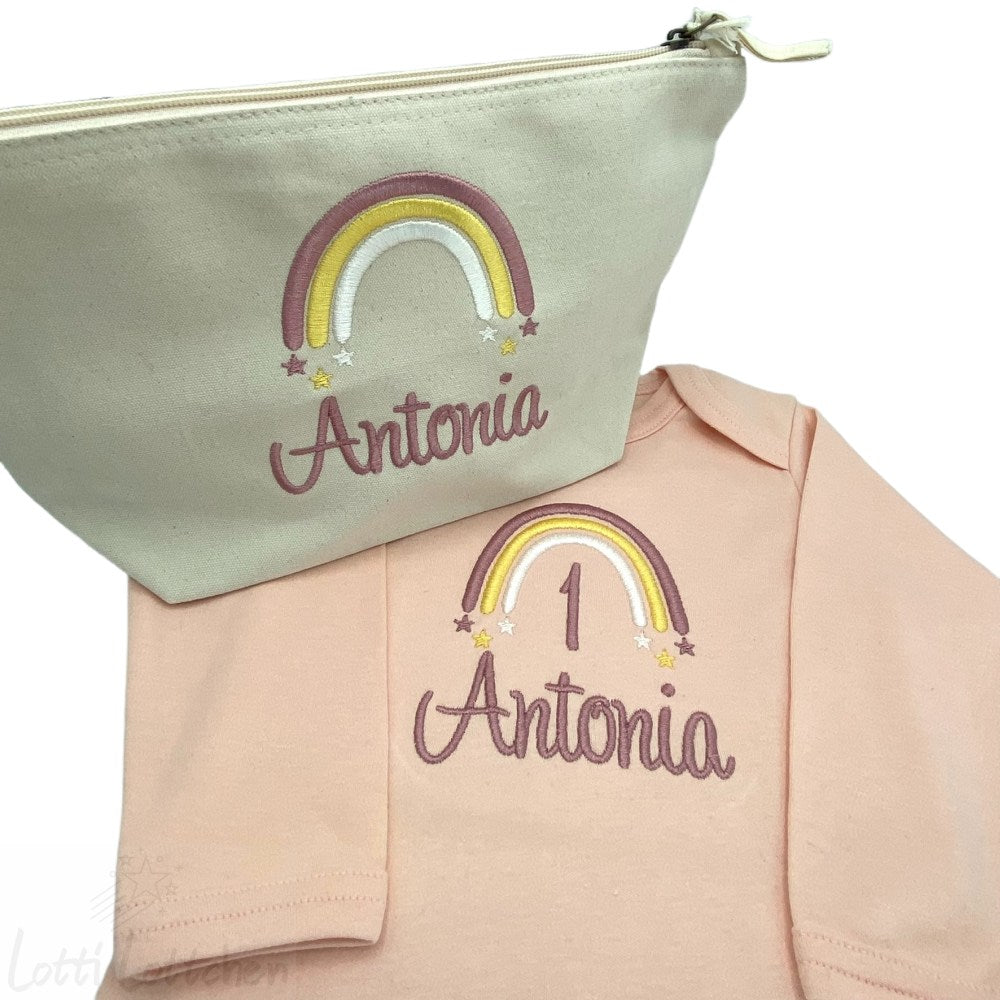 Hochwertig-bestickter-Body-zur-Geburt-mit-Regenbogen-und-Name-Lotti-Lottchen