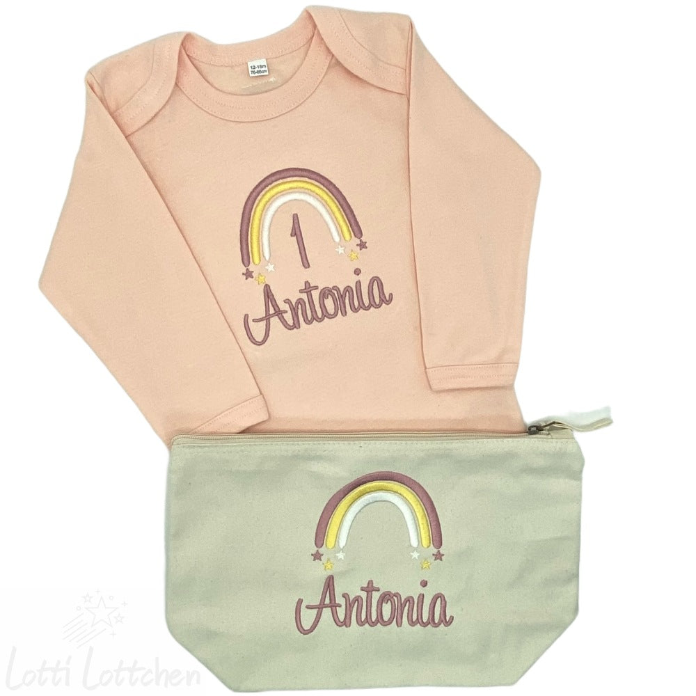 Hochwertig-bestickter-Body-und-Waschbeutel-zur-Geburt-mit-Regenbogen-und-Name-Lotti-Lottchen