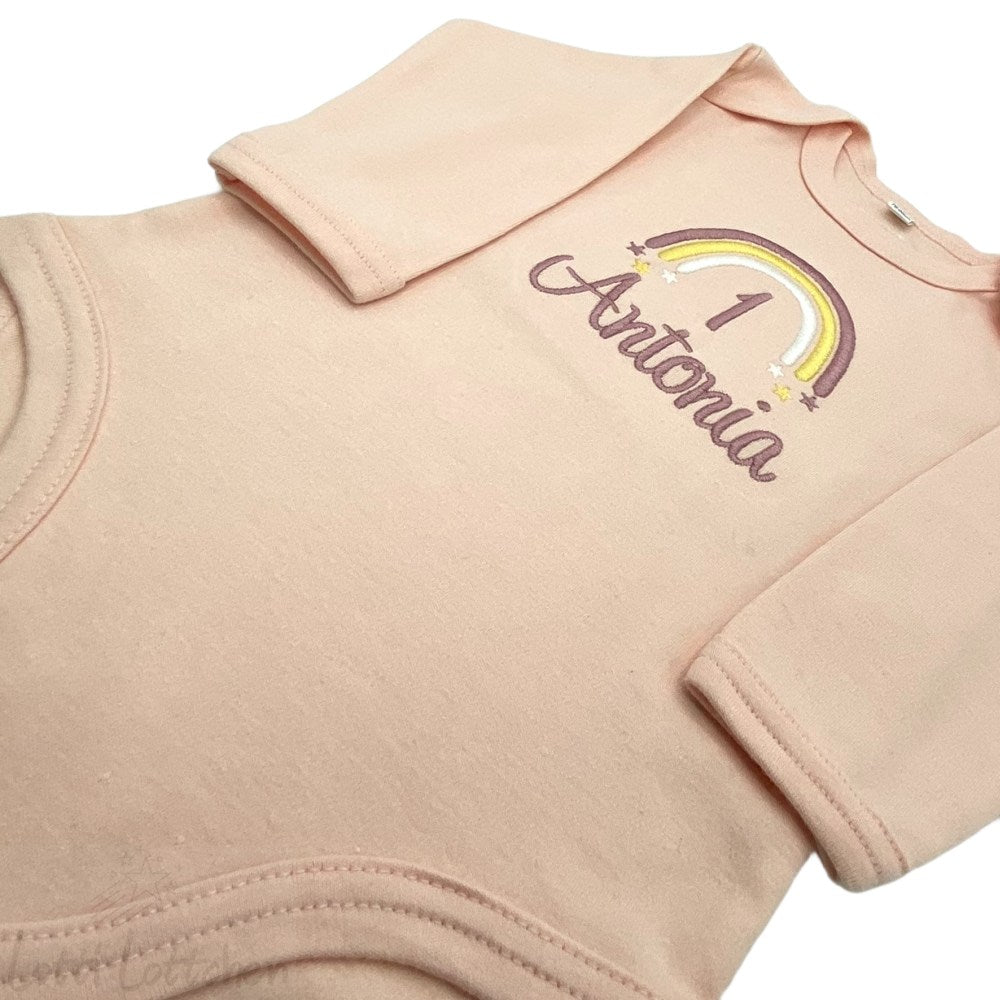 Hochwertig-bestickter-Body-zur-Geburt-mit-Regenbogen-und-Name-Lotti-Lottchen