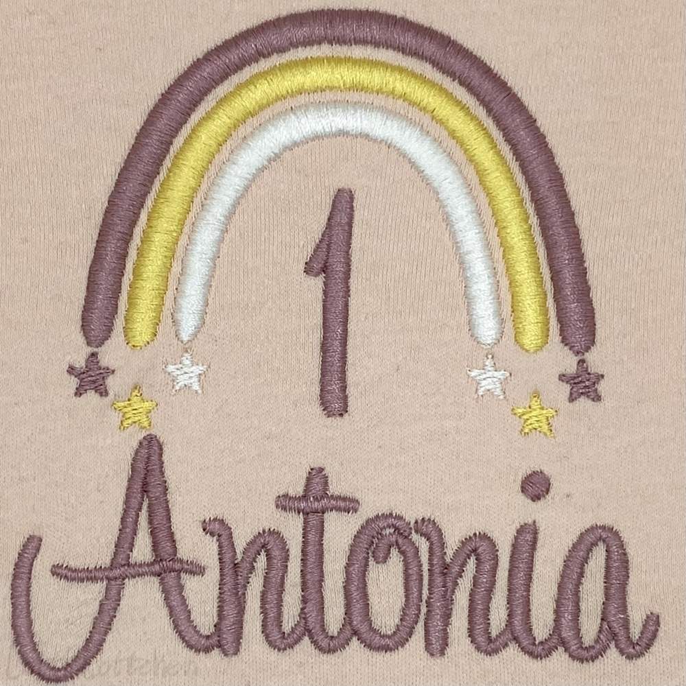 Hochwertig-bestickter-Body-zur-Geburt-mit-Regenbogen-und-Name-Lotti-Lottchen
