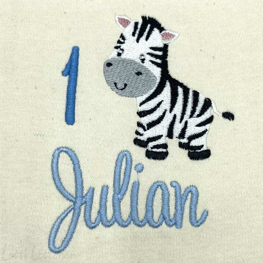 Hochwertig-bestickter-Body-zur-Geburt-mit-Zebra-und-Name-Lotti-Lottchen