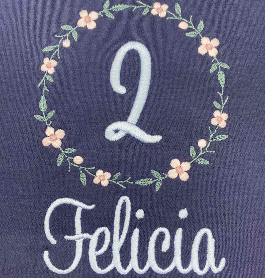Hochwertig-besticktes-Geburtstagsshirt-Blumenkranz-mit-Name-Lotti-Lottchen