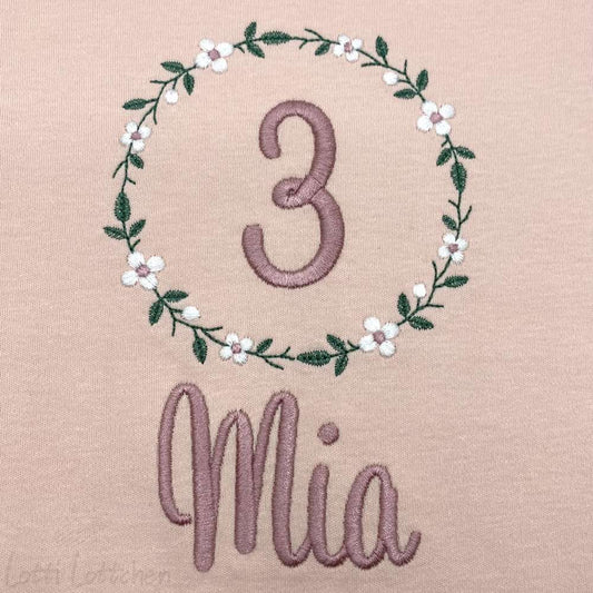 Hochwertig-besticktes-Geburtstagsshirt-Blumenkranz-mit-Name-Lotti-Lottchen