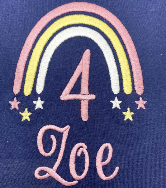 Hochwertig-besticktes-Geburtstagsshirt-Regenbogen-mit-Name-Lotti-Lottchen