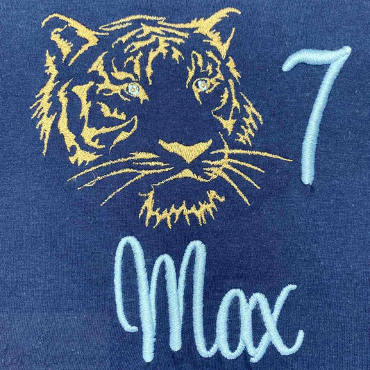 Hochwertig-besticktes-Geburtstagsshirt-Tiger-mit-Name-Lotti-Lottchen