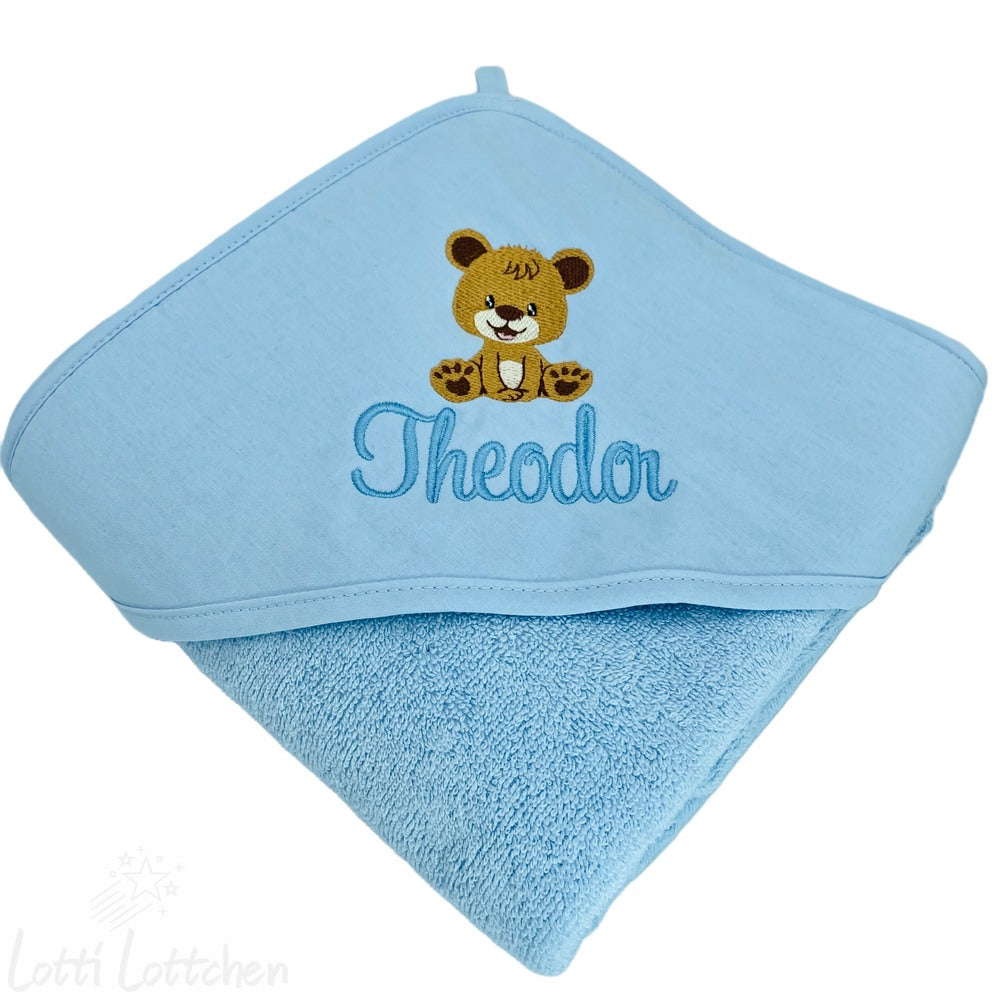 Personalisiertes Kapuzenbadetuch mit Baer zur Geburt