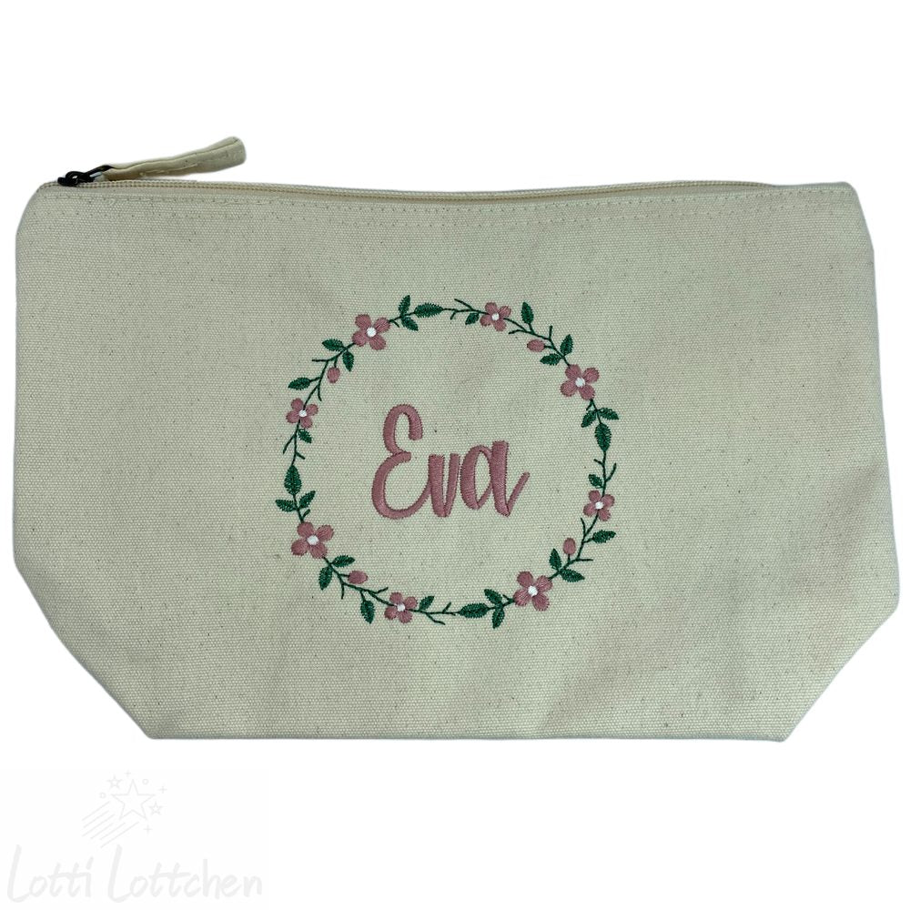 Hochwertig-bestickter-Waschbeutel-mit-Name-im-Blumenkranz-Lotti-Lottchen