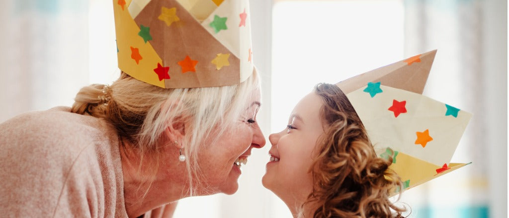 Großmutter-und-kind-mit-geburtstagskrone-lotti-lottchen-personalisierte-geschenke