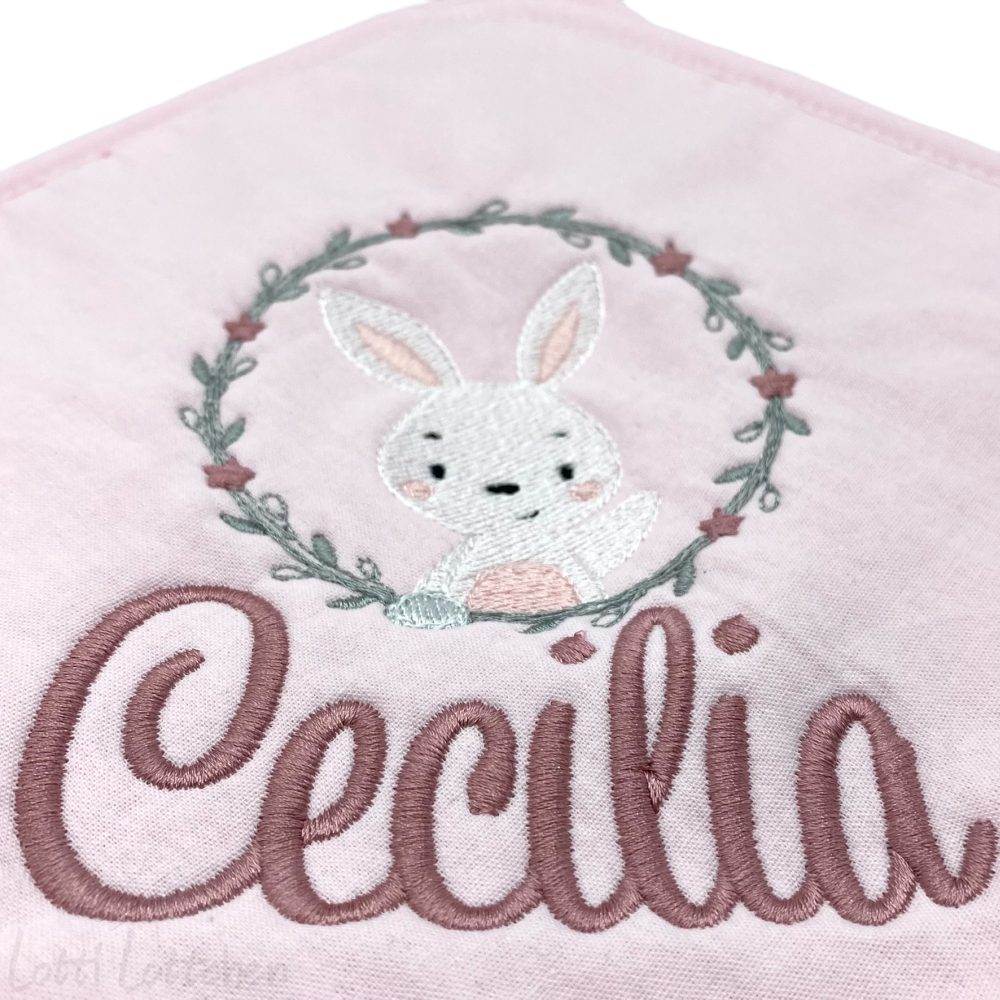 Hochwertig-besticktes-Kapuzenbadetuch-Hase-mit-Name-Lotti-Lottchen