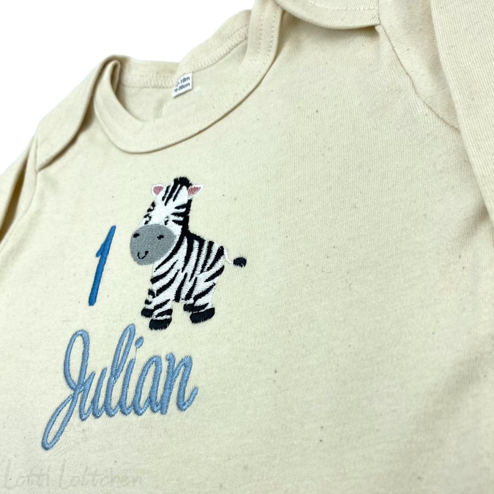 Hochwertig-bestickter-Body-zur-Geburt-mit-Zebra-und-Name-Lotti-Lottchen