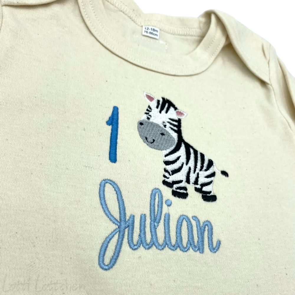 Hochwertig-bestickter-Body-zur-Geburt-mit-Zebra-und-Name-Lotti-Lottchen