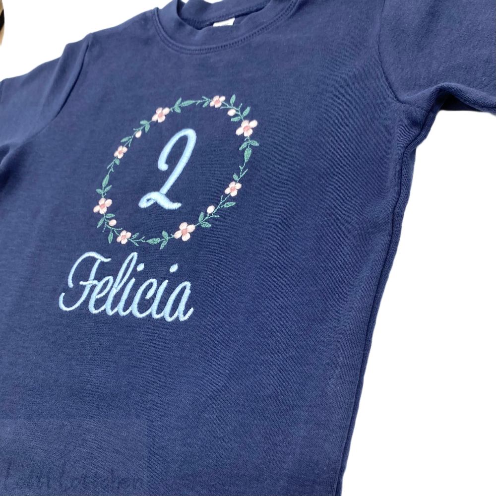 Hochwertig-besticktes-Geburtstagsshirt-Blumenkranz-mit-Name-Lotti-Lottchen