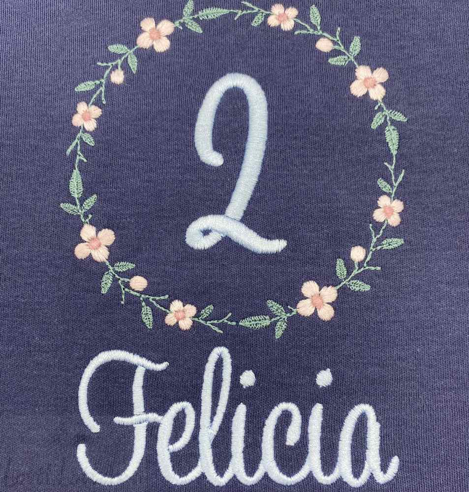 Hochwertig-besticktes-Geburtstagsshirt-Blumenkranz-mit-Name-Lotti-Lottchen