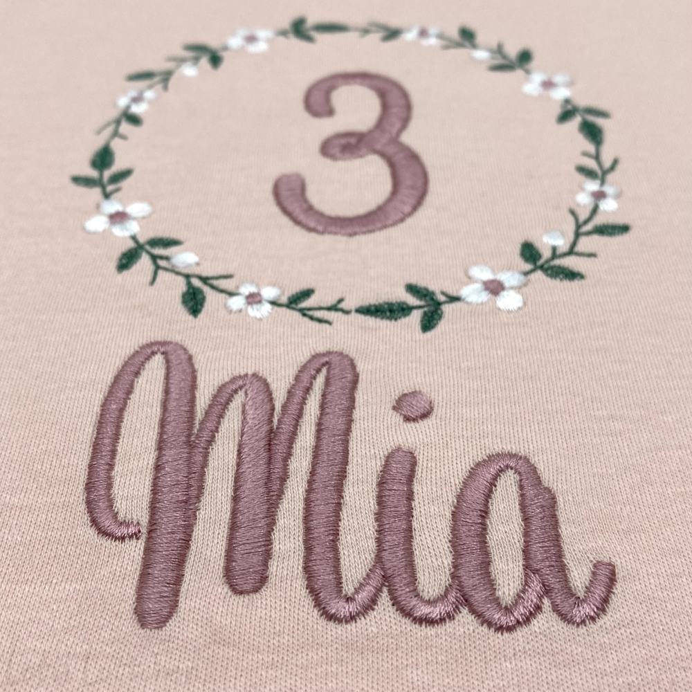 Hochwertig-besticktes-Geburtstagsshirt-Blumenkranz-mit-Name-Lotti-Lottchen