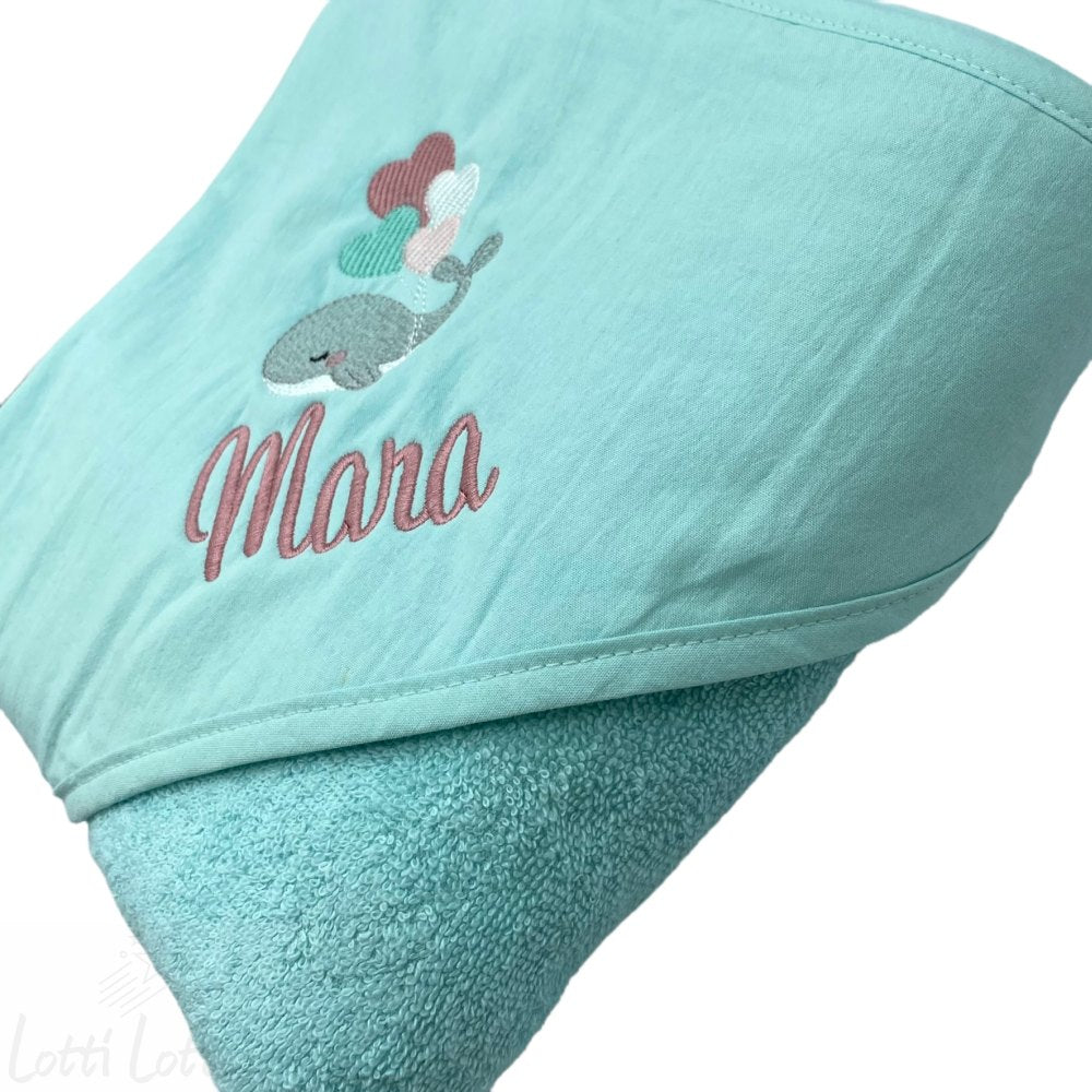 Hochwertig-besticktes-Kapuzenbadetuch-Wal-mit-Name-Lotti-Lottchen