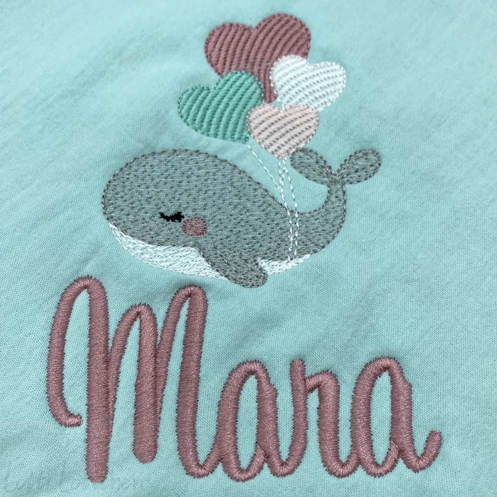 Hochwertig-besticktes-Kapuzenbadetuch-Wal-mit-Name-Lotti-Lottchen
