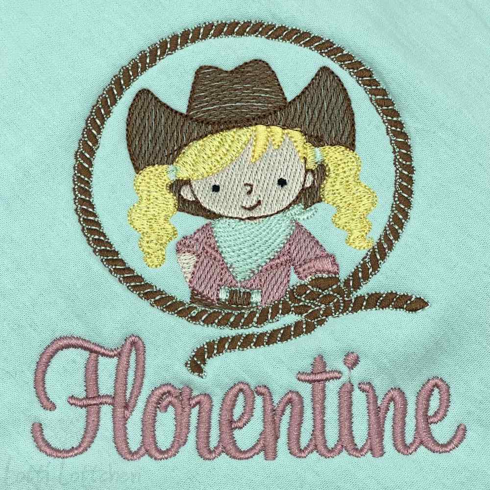 Hochwertig-besticktes-Kapuzenbadetuch-Cowgirl-mit-Name-Lotti-Lottchen