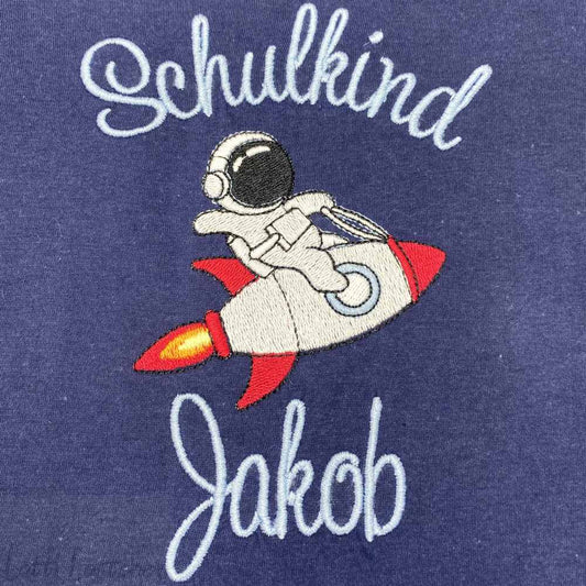 Hochwertig-besticktes-Schulkindshirt-Astronaut-mit-Name-Lotti-Lottchen