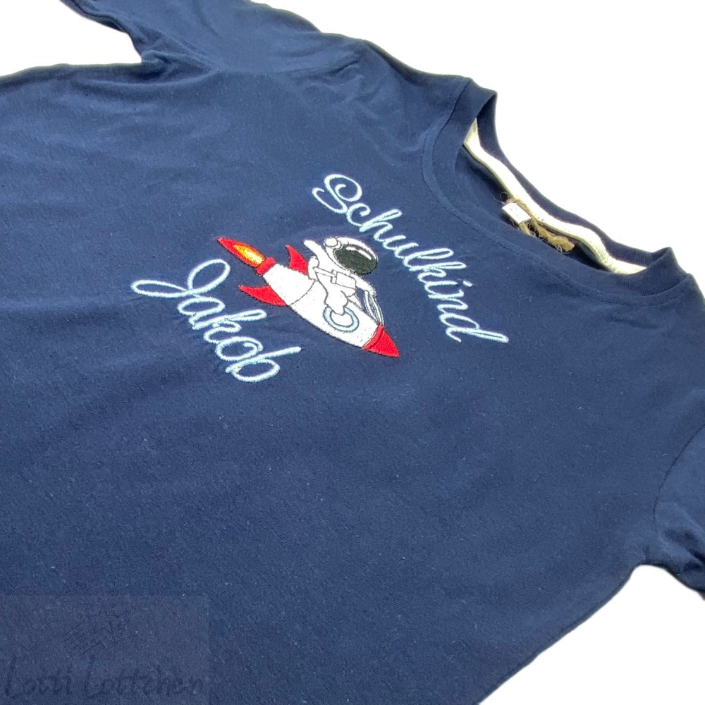 Hochwertig-besticktes-Schulkindshirt-Astronaut-mit-Name-Lotti-Lottchen