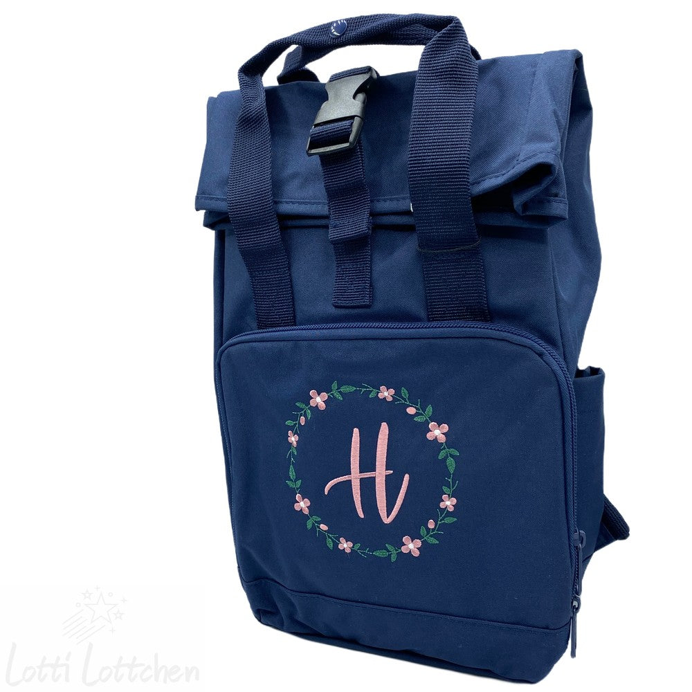 Hochwertig-bestickter-Rucksack-mit-Name-und-Kranz-Lotti-Lottchen