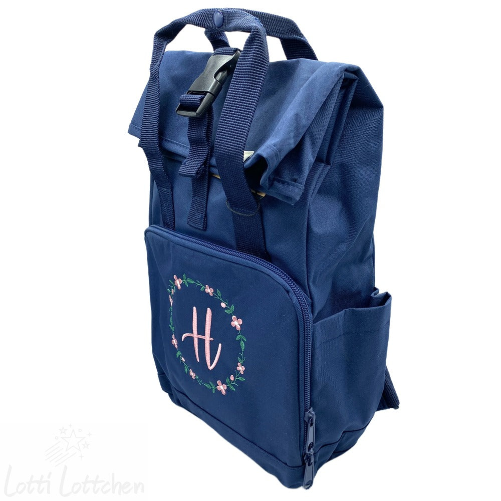 Hochwertig-bestickter-Rucksack-mit-Name-und-Kranz-Lotti-Lottchen