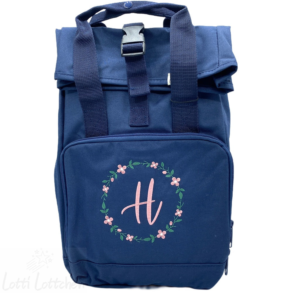 Hochwertig-bestickter-Rucksack-mit-Name-und-Kranz-Lotti-Lottchen